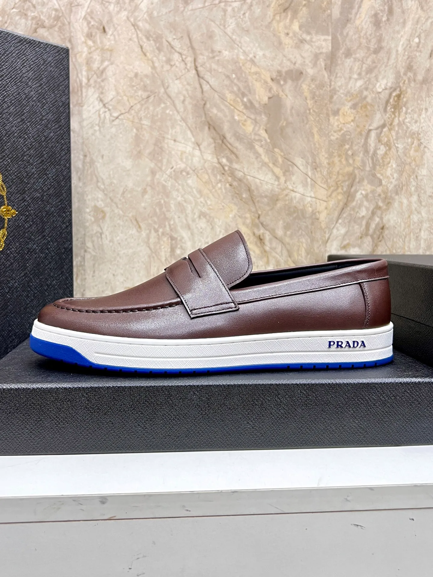 💰620 Prada classic men’s lace-up casual shoes｜Imported cowhide upper｜Layered stitching design on the upper Lightweight and breathable｜Soft and comfortable｜PRADA letters on the side｜Distinctive sporty style Showing the brand style｜Lightweight embossed rubber sole｜With cowhide foot pad lining｜Excellent foot feel Fashionable and elegant｜Size: 38-44 (customized at 45)
